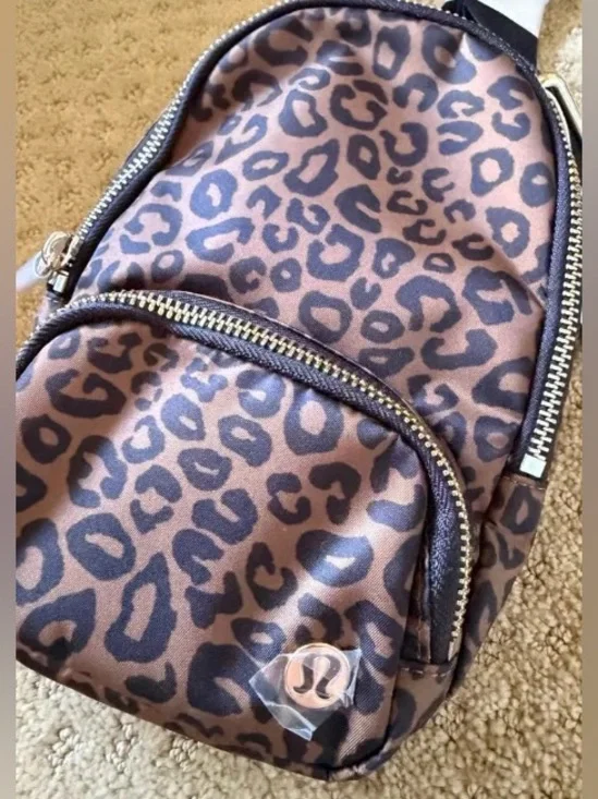Lululemon everywhere sling bag small - Picture 2 of 2